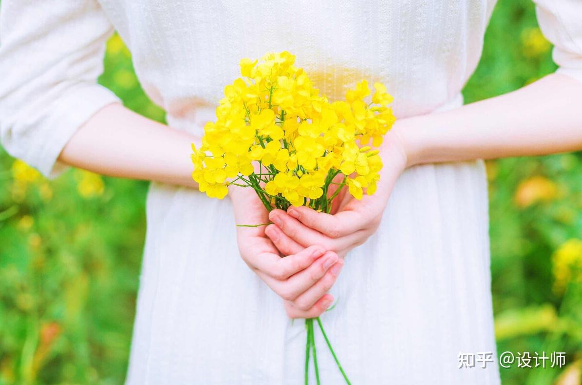 春天拍照這組油菜花拍照pose可以學這樣拍照花美人更美