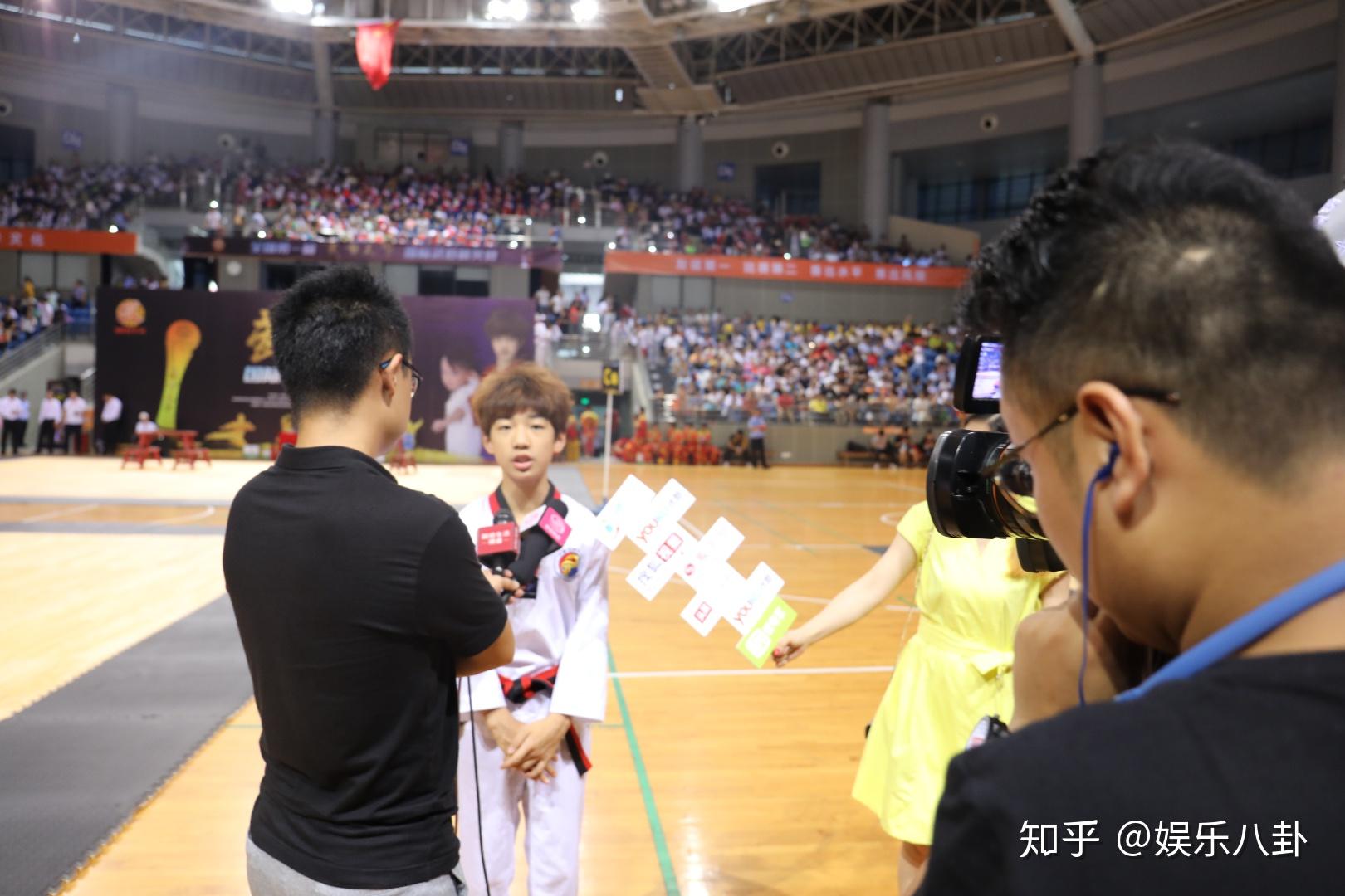 中国龙队示范团成员龙拳小子主演,林秋楠组合,现场演绎生动