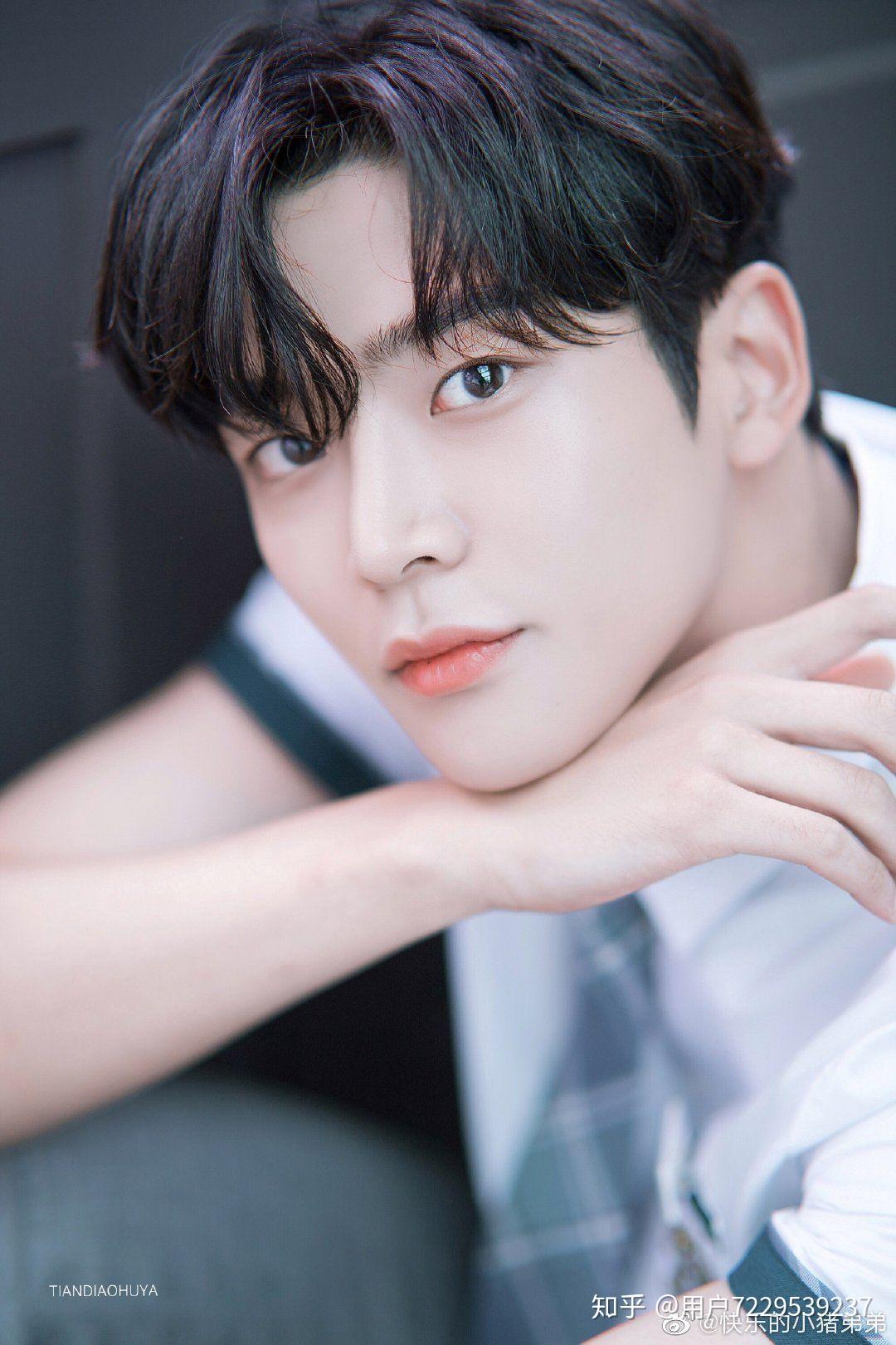 想找一个好看的男孩子照片当做壁纸各位有没有啊谢谢