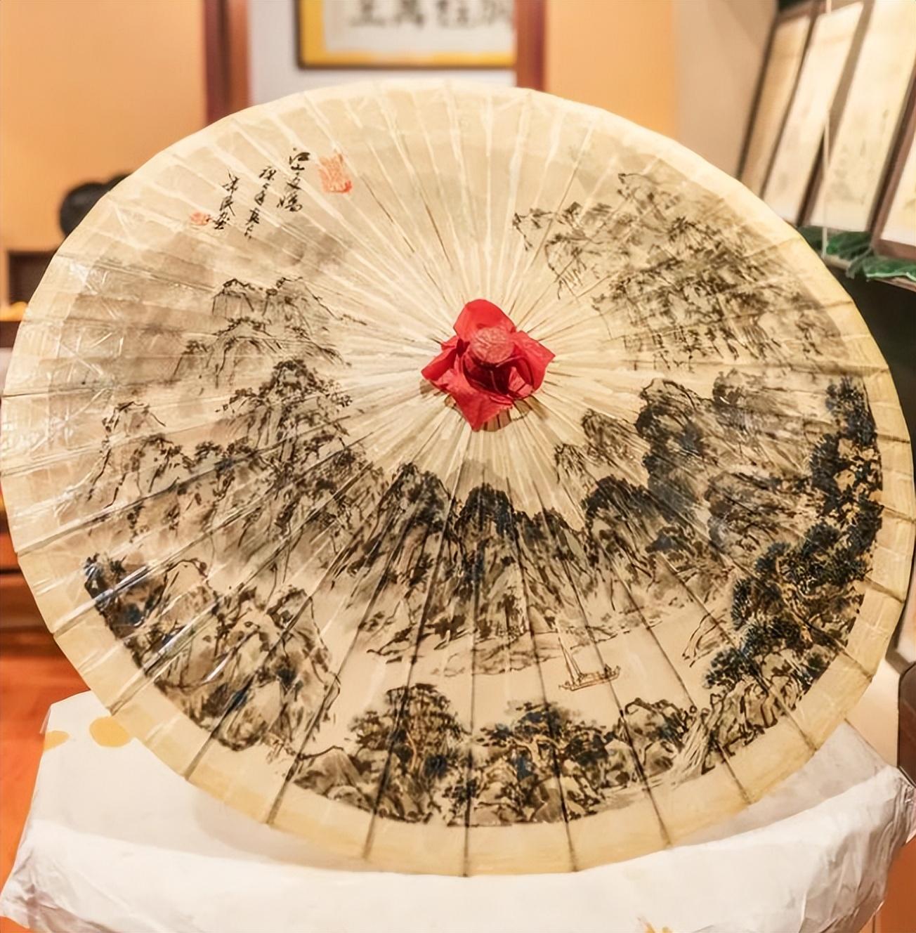 著名的油纸伞,曾经名扬天下,以结实耐用著称,不过制作工艺讲究且复杂