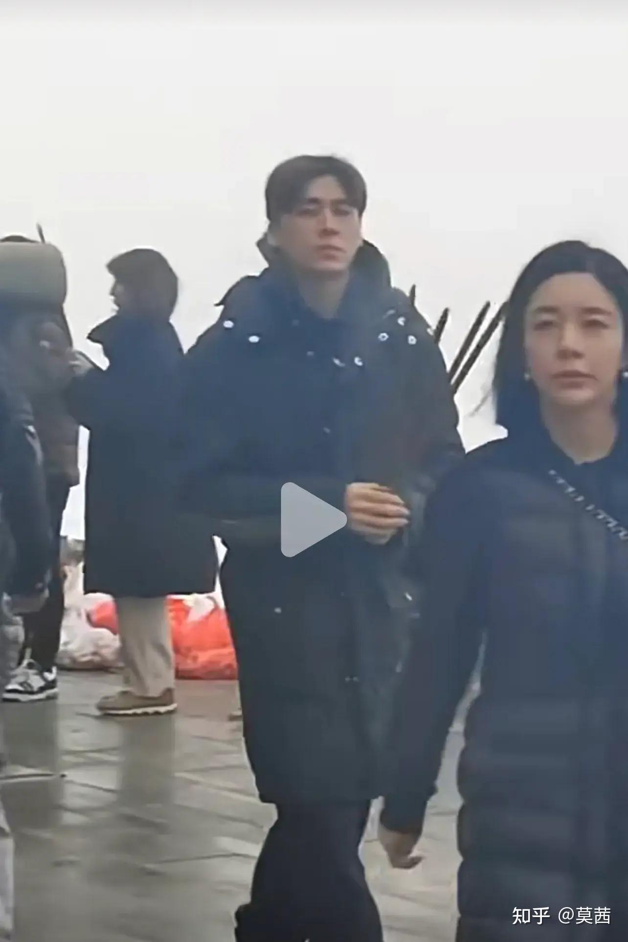 李易峰寺庙祈福,穿黑袄子留中分,驼背如路人,退圈后星味全无 - 知乎