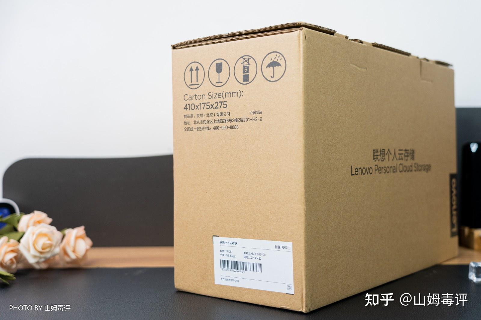 联想个人云存储t2的包装非常的考究,外边一层瓦楞纸包装箱足够坚固.