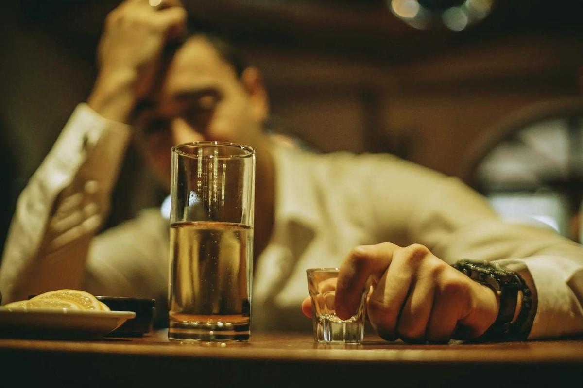 酒桌上的人不敬酒,你以为他是个笨蛋?其实不是,他才是个聪明人 - 知乎
