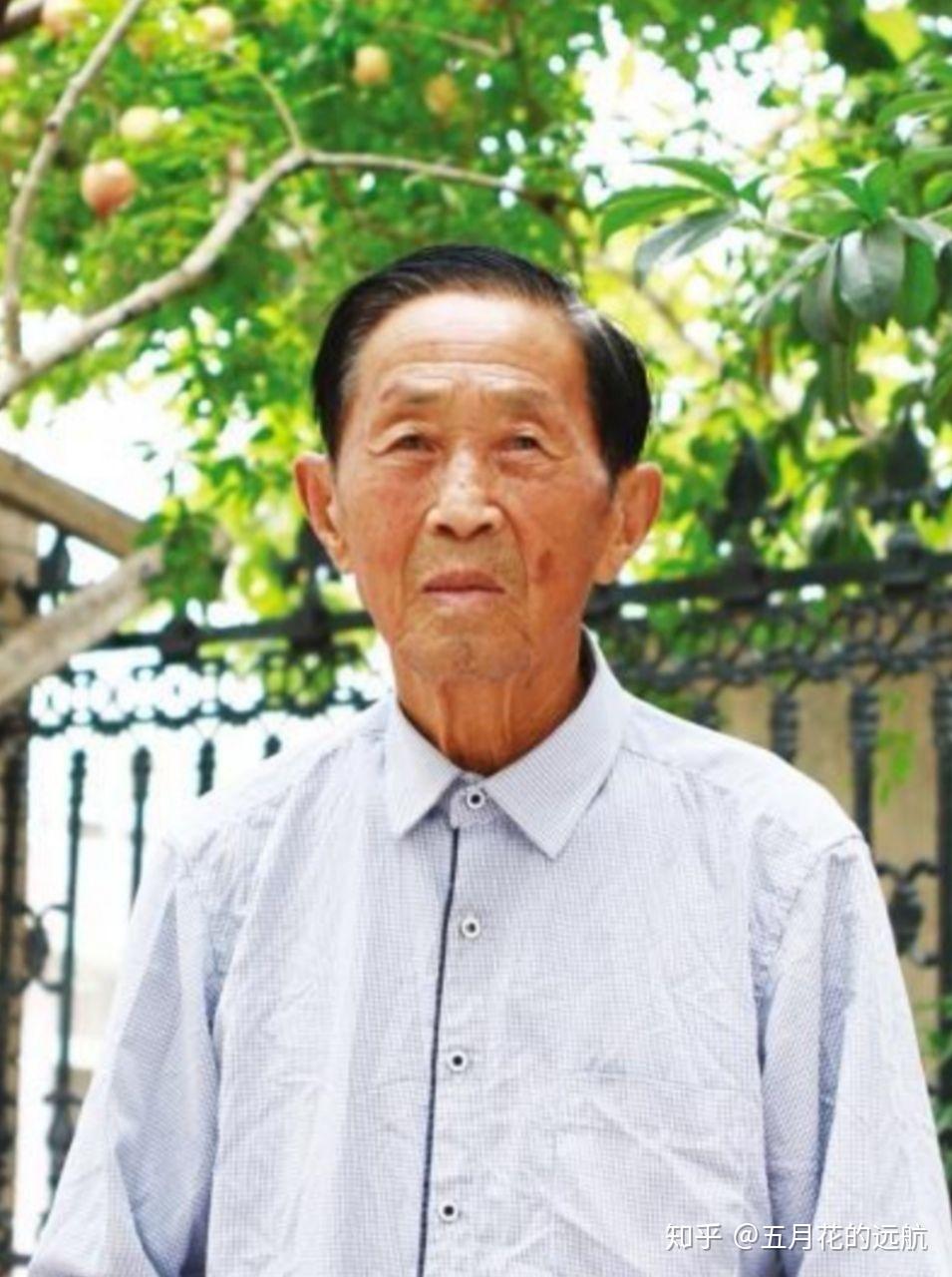 黄开元爷爷在家中接受采访留影黄开元爷爷当年获得的渡江战役二等功臣