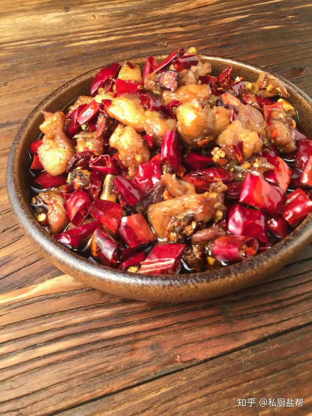 冷吃兔颜色看起来清亮,冷却后食用口感更佳小贴士:最好采用新鲜的兔子