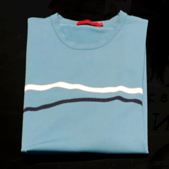 b两点,再将a点与c点捏到一起,抖动一下t恤第3步:将另一部分衣服折叠