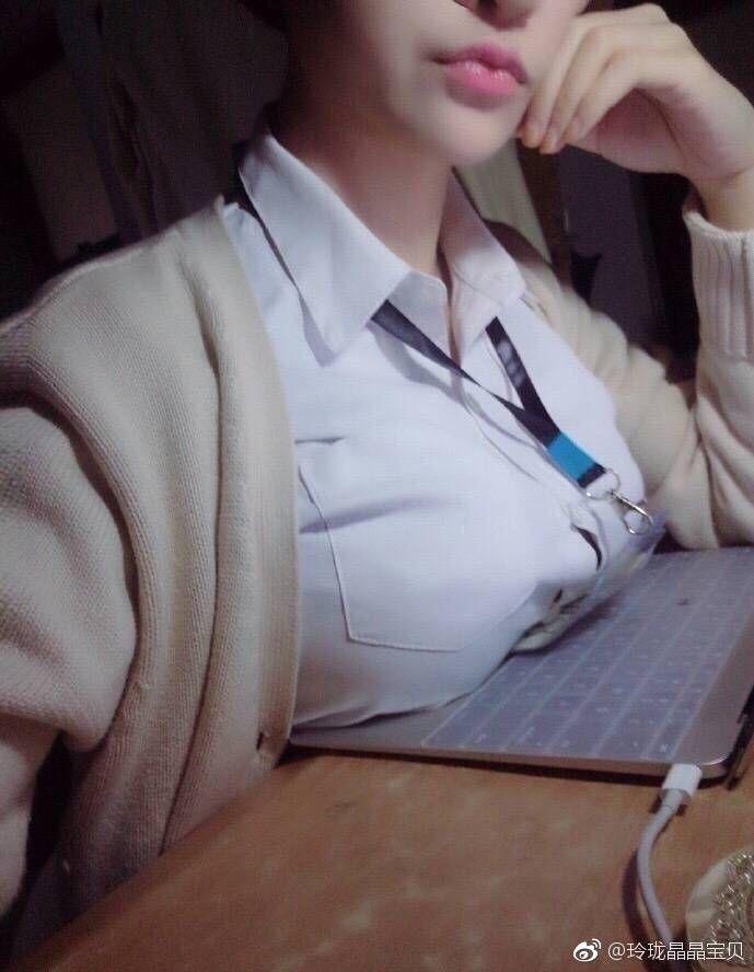 胸大的姑娘真的可以把胸放在桌子上面然后办公做事情吗