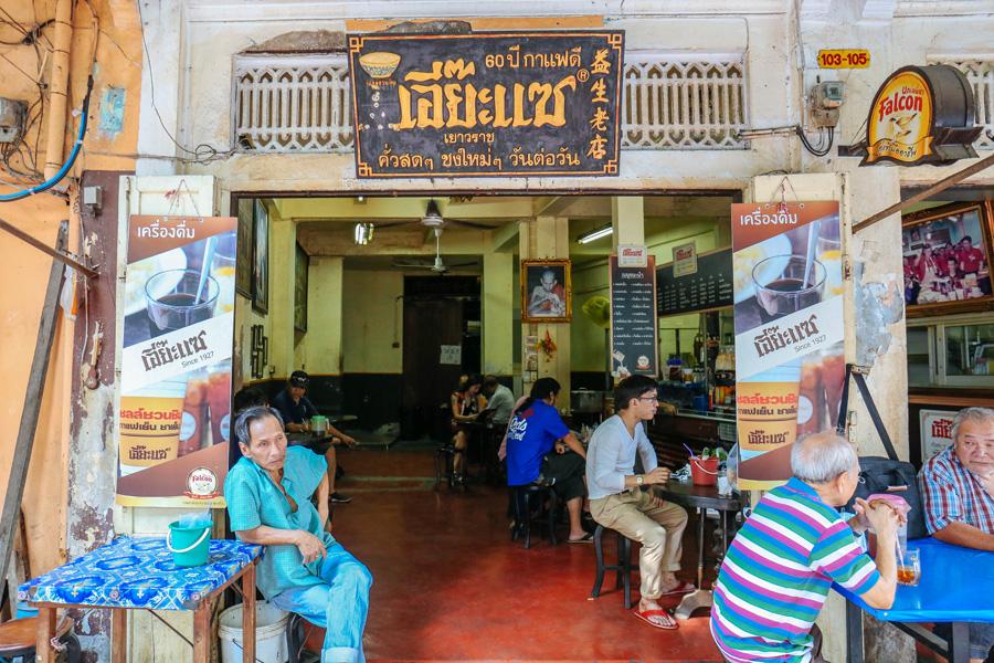 门口都是坐着周围的老街坊,不断用好奇的慵懒的眼神,打量着过路的行人