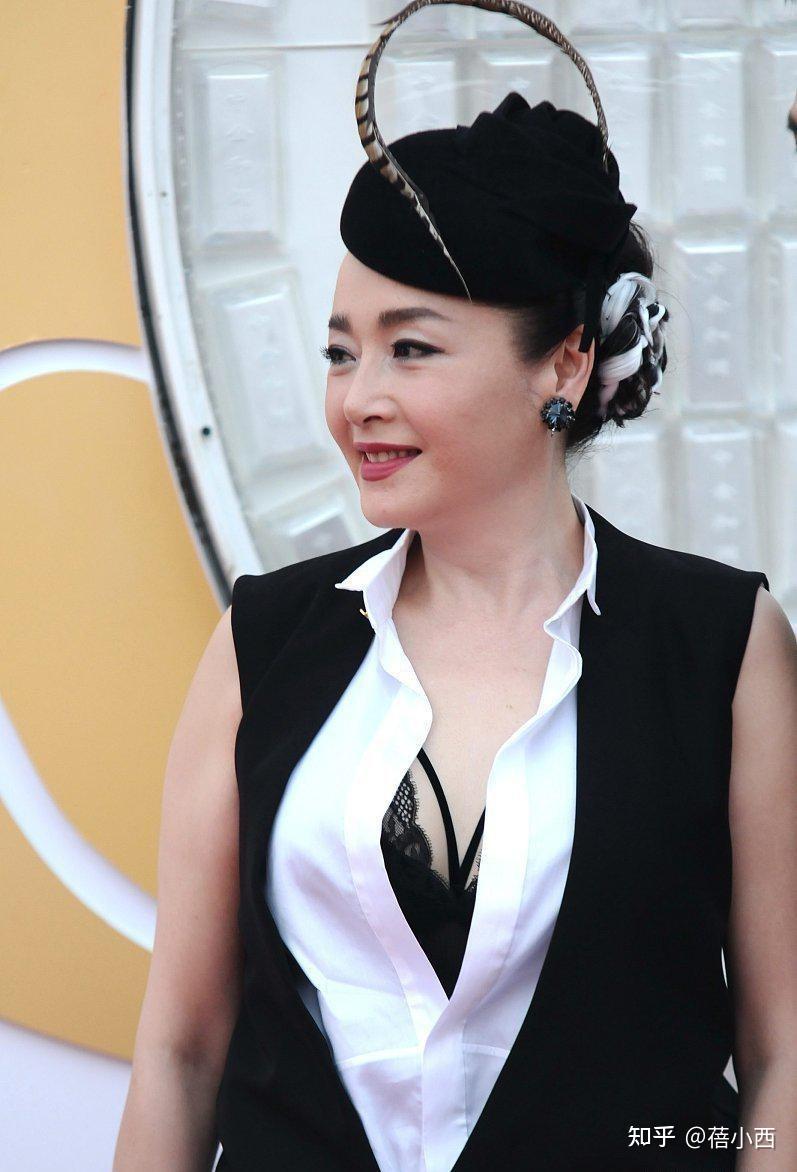 62岁恬妞真敢穿连衣裙内搭衬衫秀出蕾丝内衣富态身材更高级