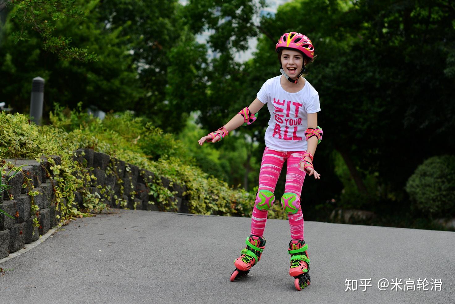快乐的小女孩玩轮滑-蓝牛仔影像-中国原创广告影像素材