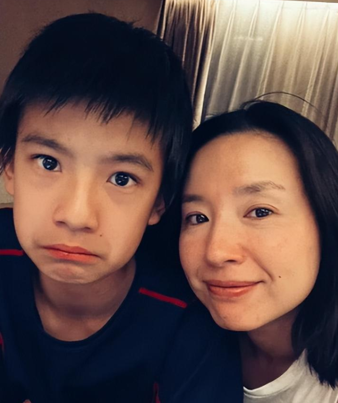 董洁13岁儿子近照曝光!比妈妈高一大截,五官和潘粤明宛如复制!