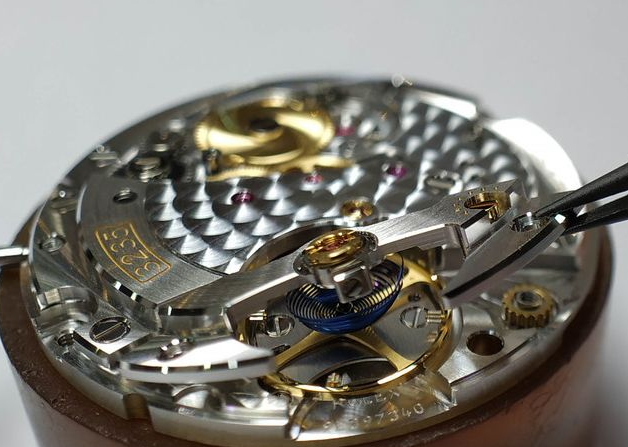 机械表大师拆解对比一下劳力士最豪横的两款机芯