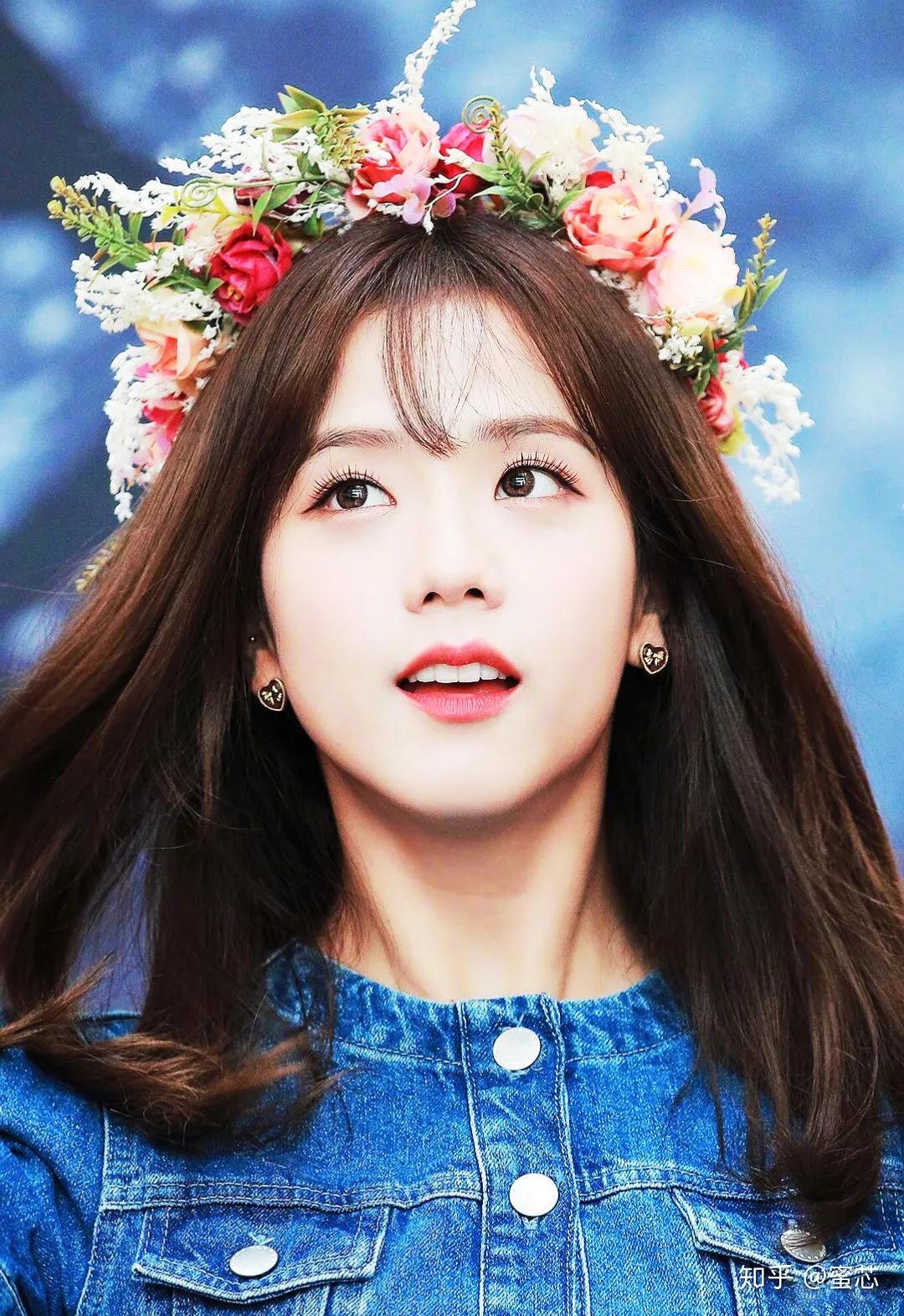 这位漂亮小姐姐是金智秀(jisoo),出生于1995年,女团blackpink的主唱