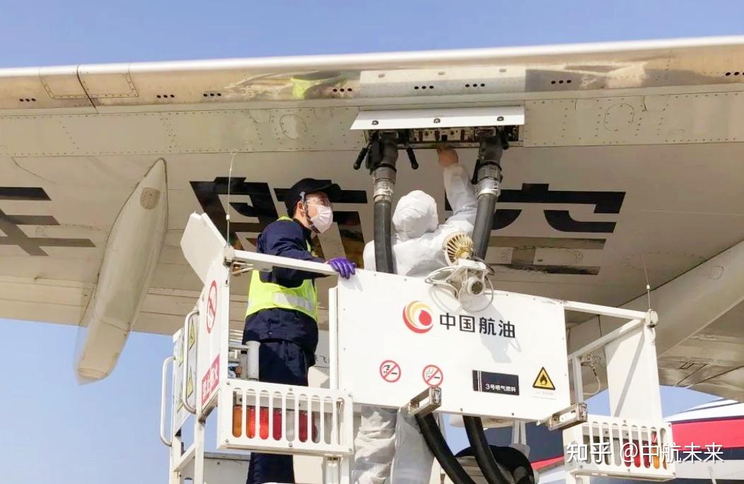 一文读懂飞机加油飞机油箱在哪它加什么油一次加多少