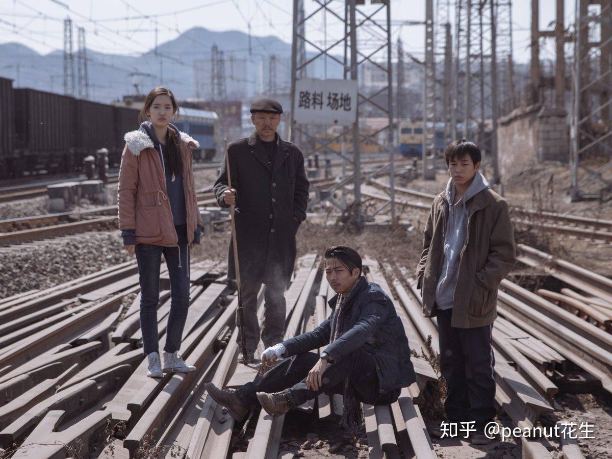 ①通过多线叙事的手法,来展现四个人物殊途同归的命运影片采用了多线