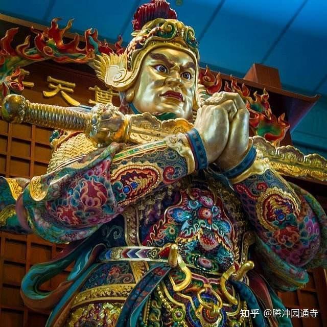 如果韦陀杵拄在地上,表示这个寺庙是小寺庙,不能招待云游到此的和尚