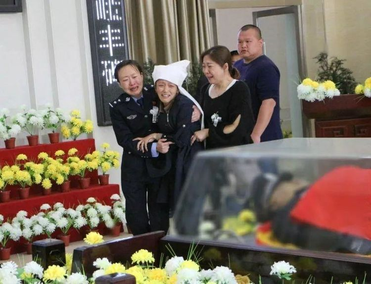 当母亲得知儿子赵志牺牲时,曾两度昏厥.鲜花荆棘,春生夏长.