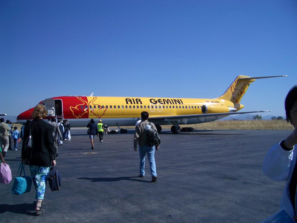 机场候机楼内部,比国内的汽车站规模还小以上我分享了在非洲的住和行