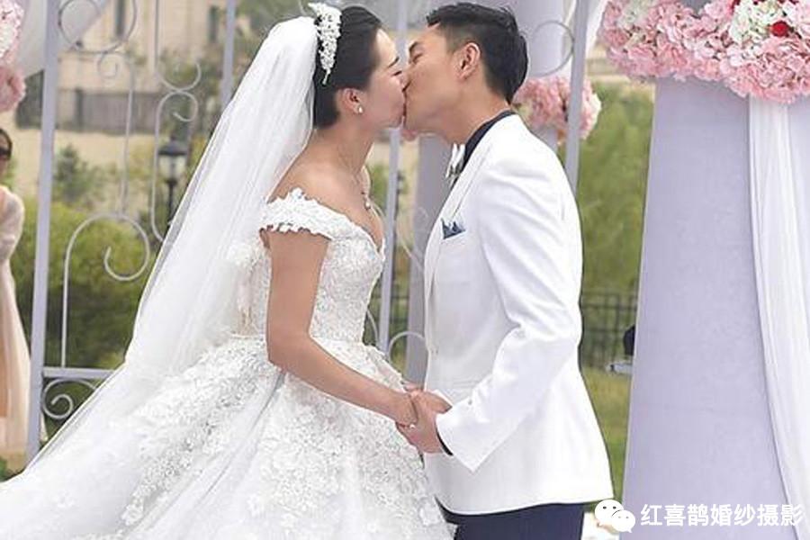 球场上的"大魔头"李晓霞 穿上婚纱的她端庄大气