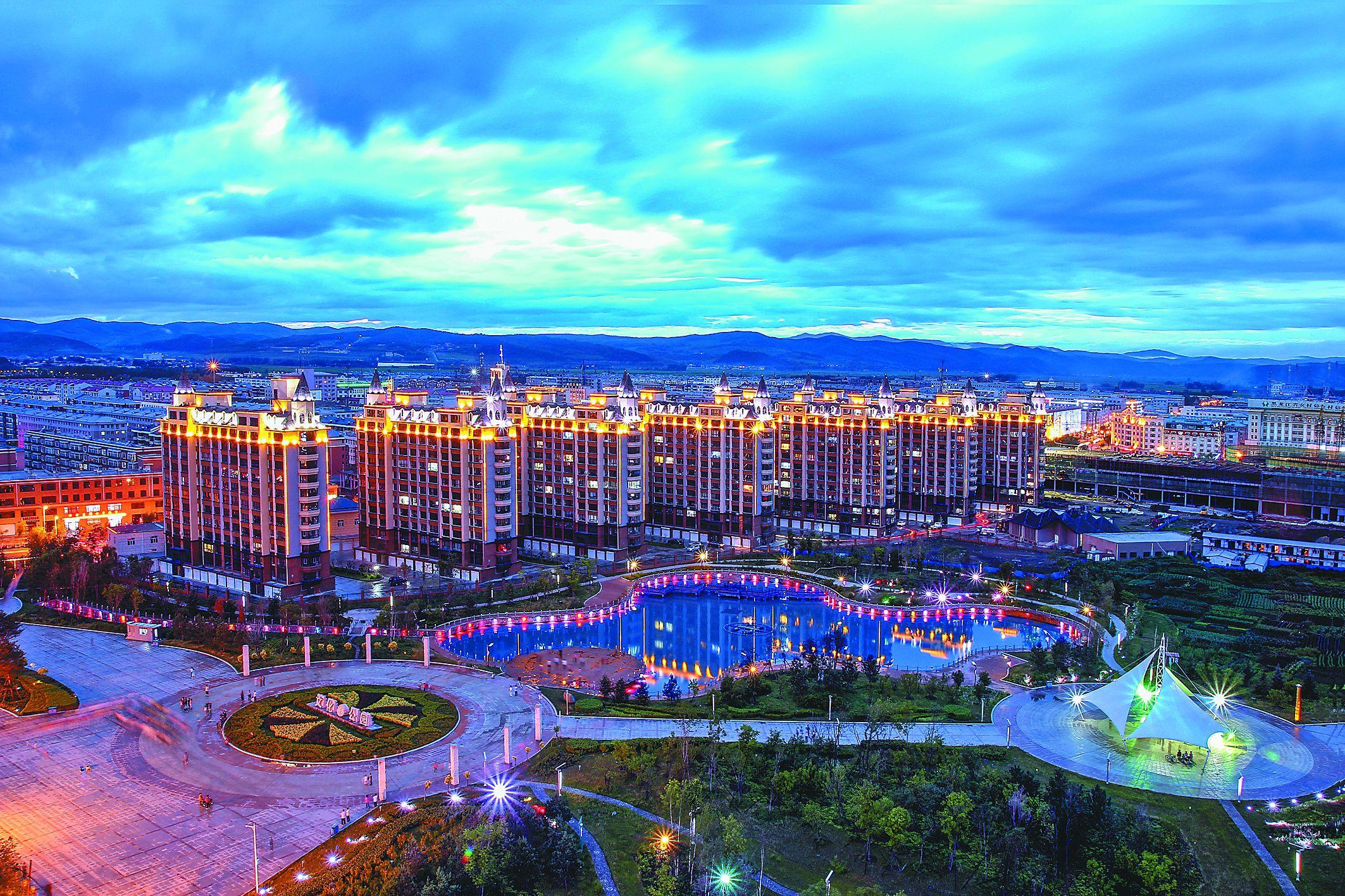 5,东靠张广才岭,西,北接连松嫩平原,地势东南部较高,层峦叠嶂,多森林