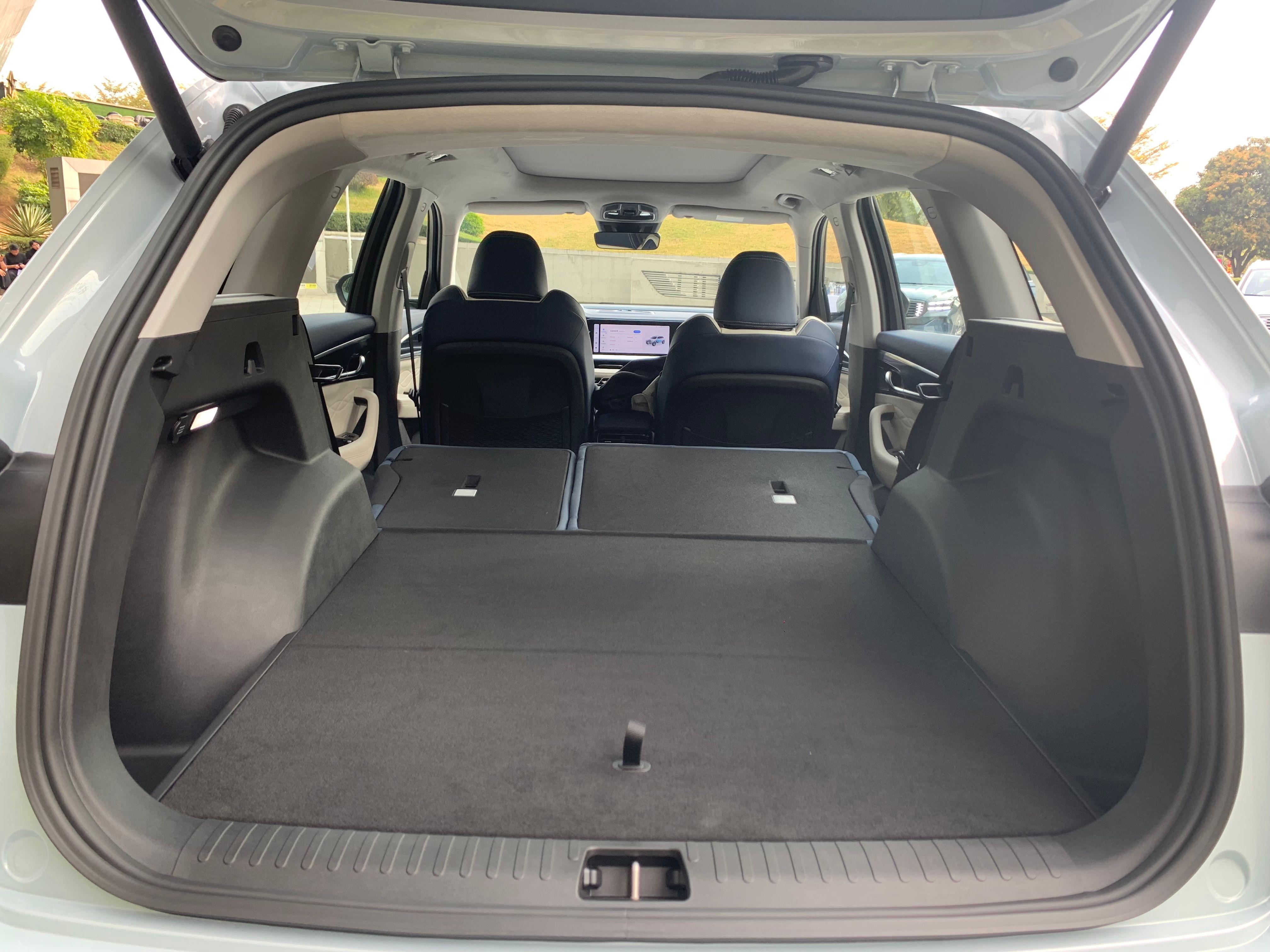 空间方面,虽然星越l雷神混动版定位为一台紧凑型suv,但它的轴距达到了