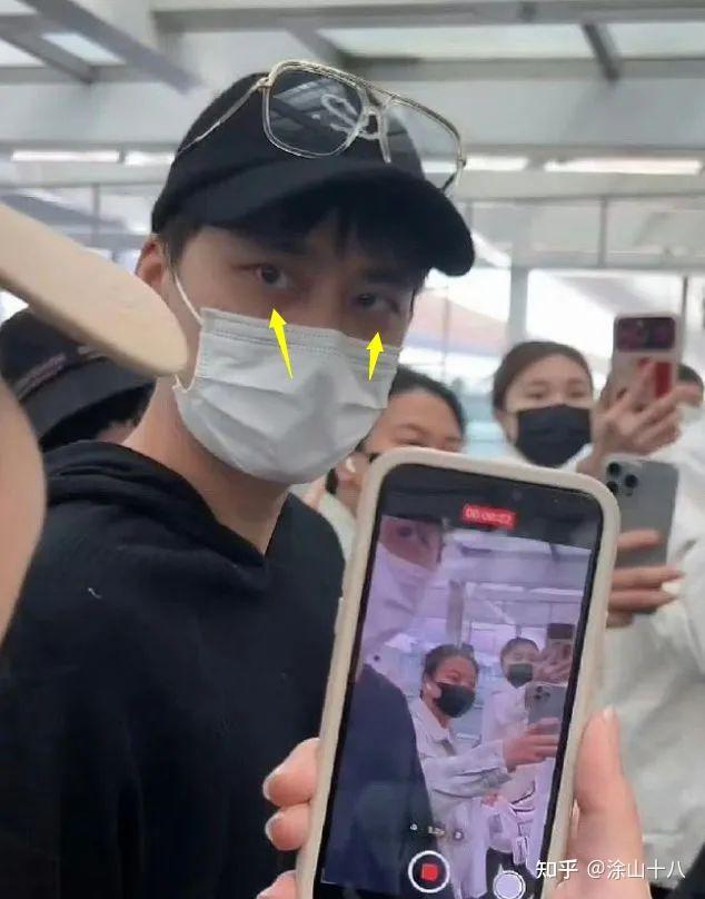 李易峰日本回国,生图黑眼圈厚重反差大,眼神呆滞全程好冷漠 - 知乎