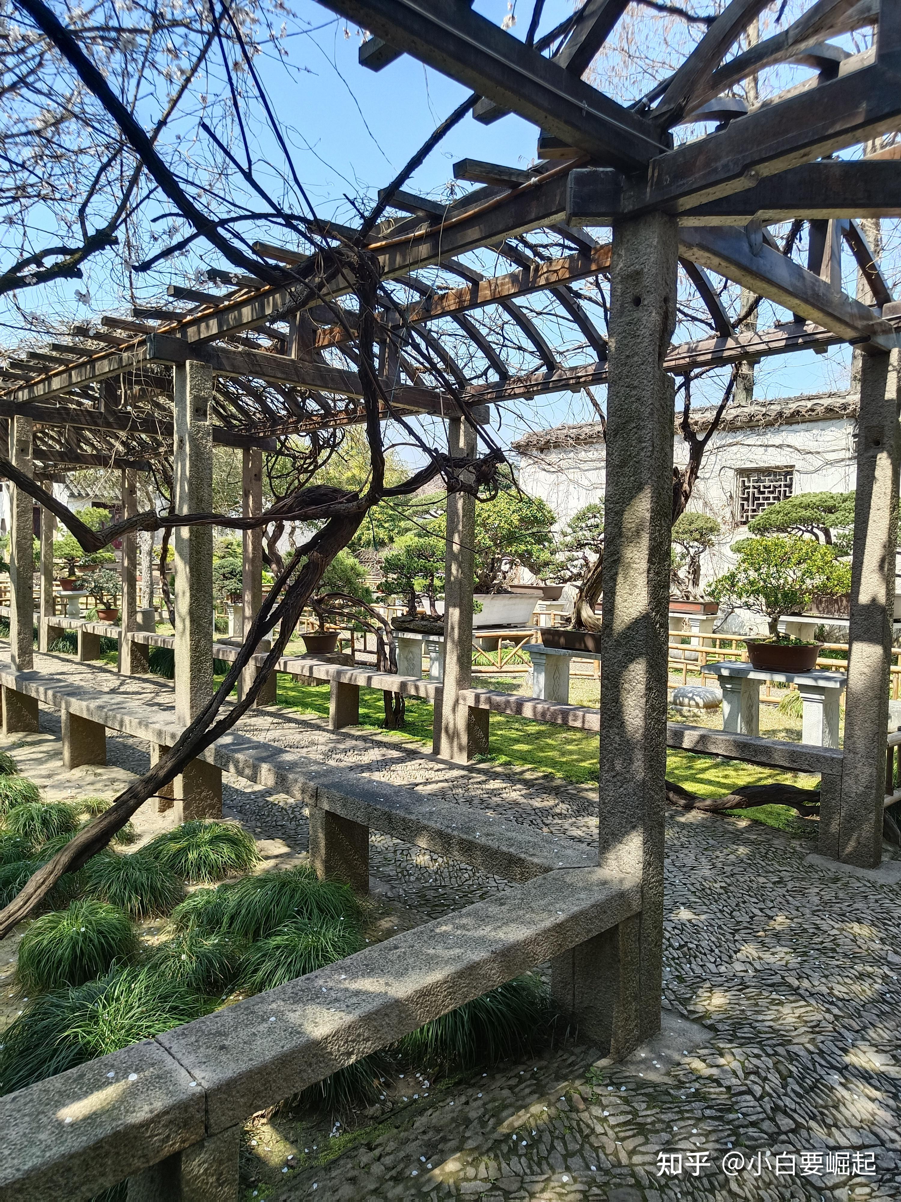 留园位于江苏省苏州市阊门外留园路338号,是苏州古典园林,中国四大名