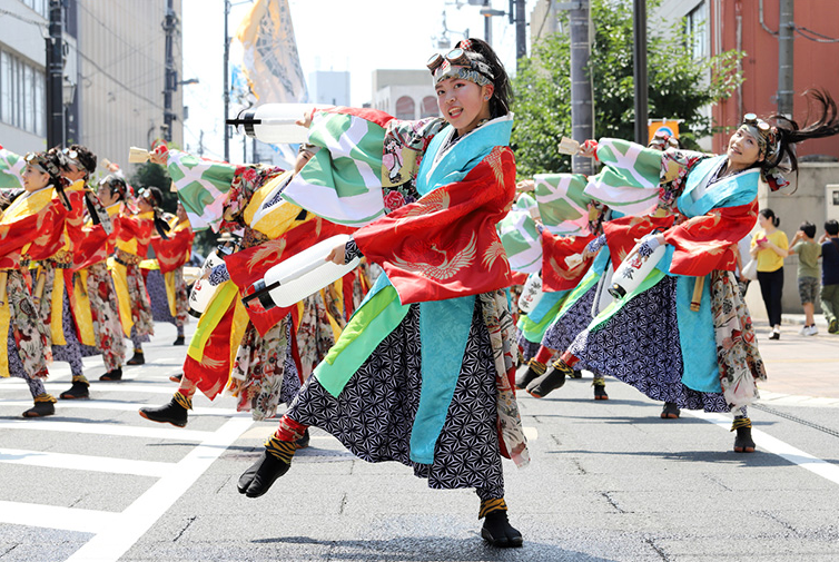 世界人民都抢着参加 不足70年历史的日本 夜来祭 魅力有多大 知乎
