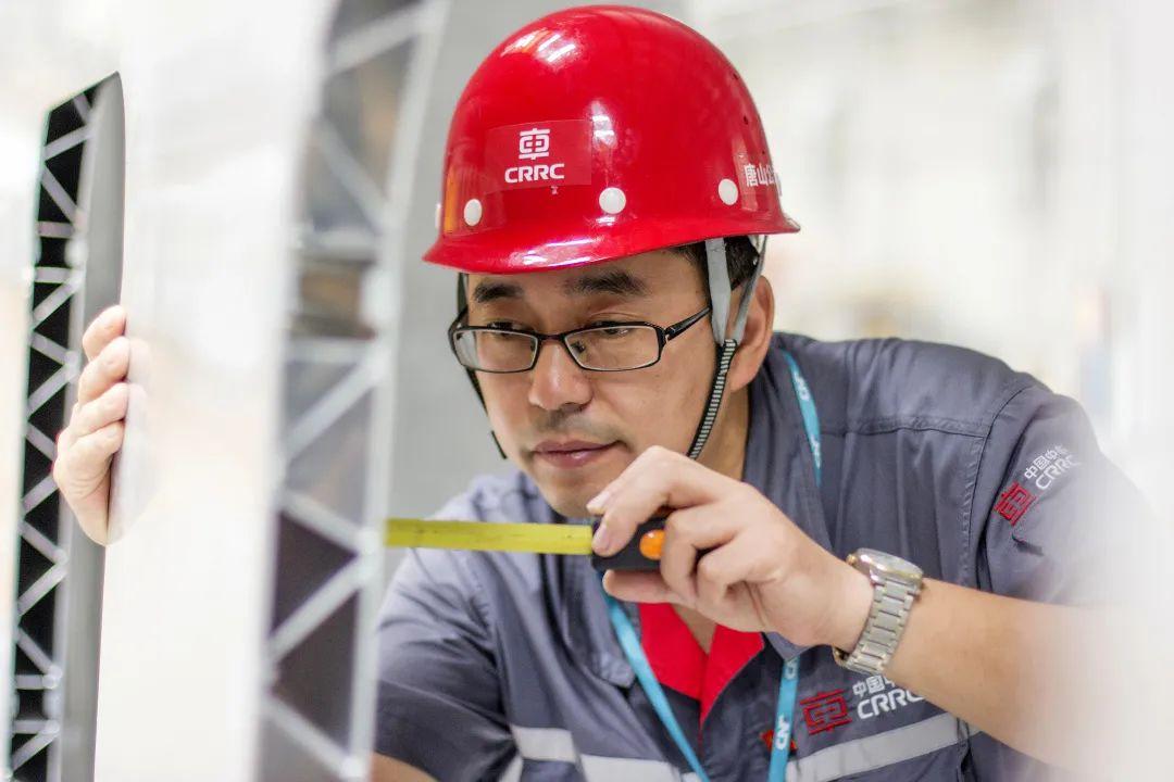 张雪松用匠心打造中国高铁亮丽名片