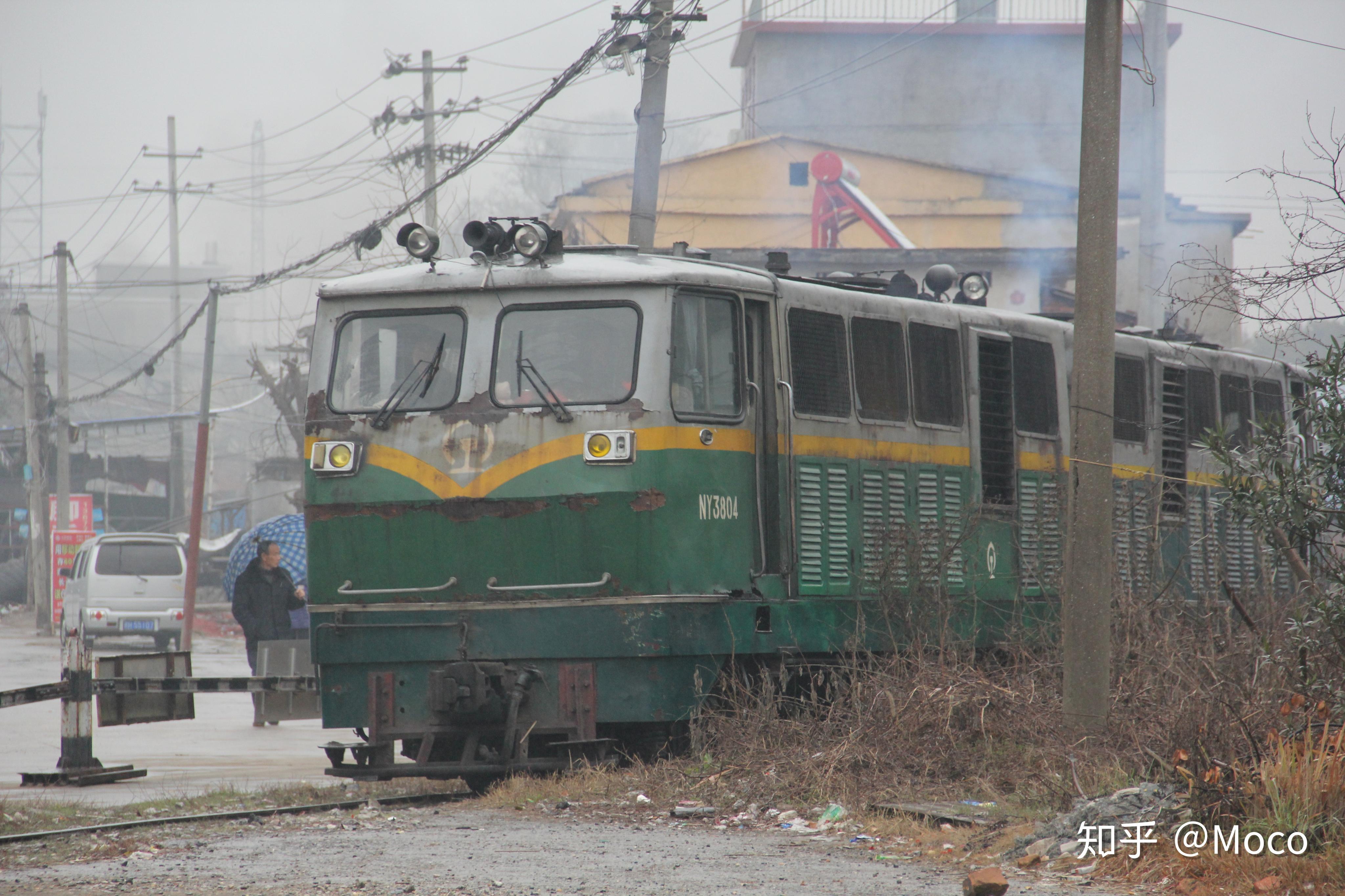 厂的,正前方是前往涌山煤矿列尾的守车守车内部一节全是锈色的车厢弯