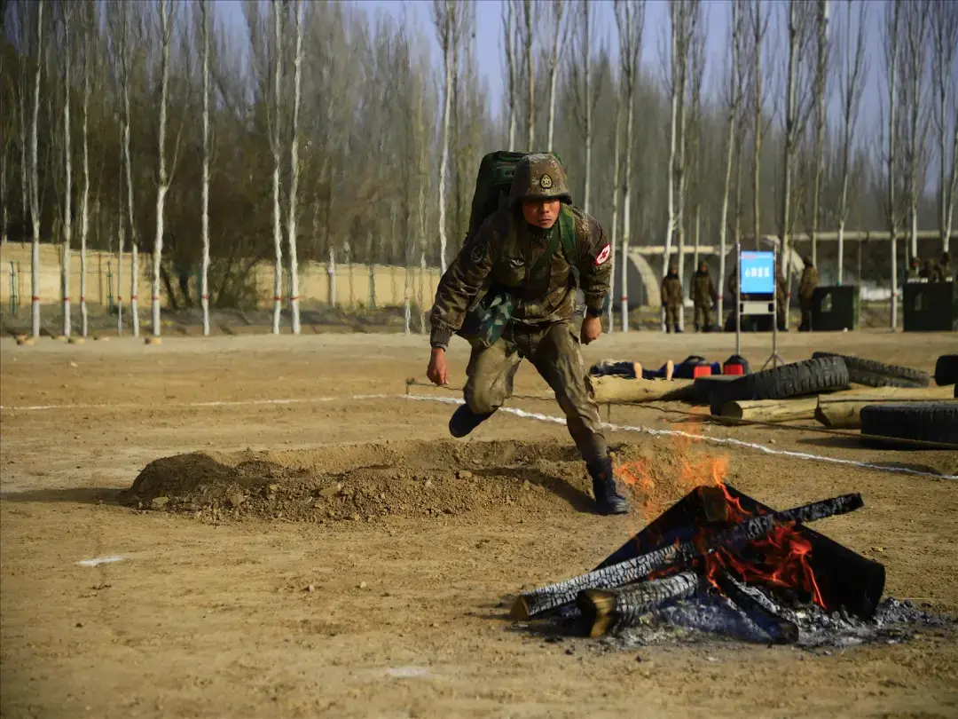 超短波电台,机上抄话……通信专业比武场上,通信尖兵指尖不断跳跃