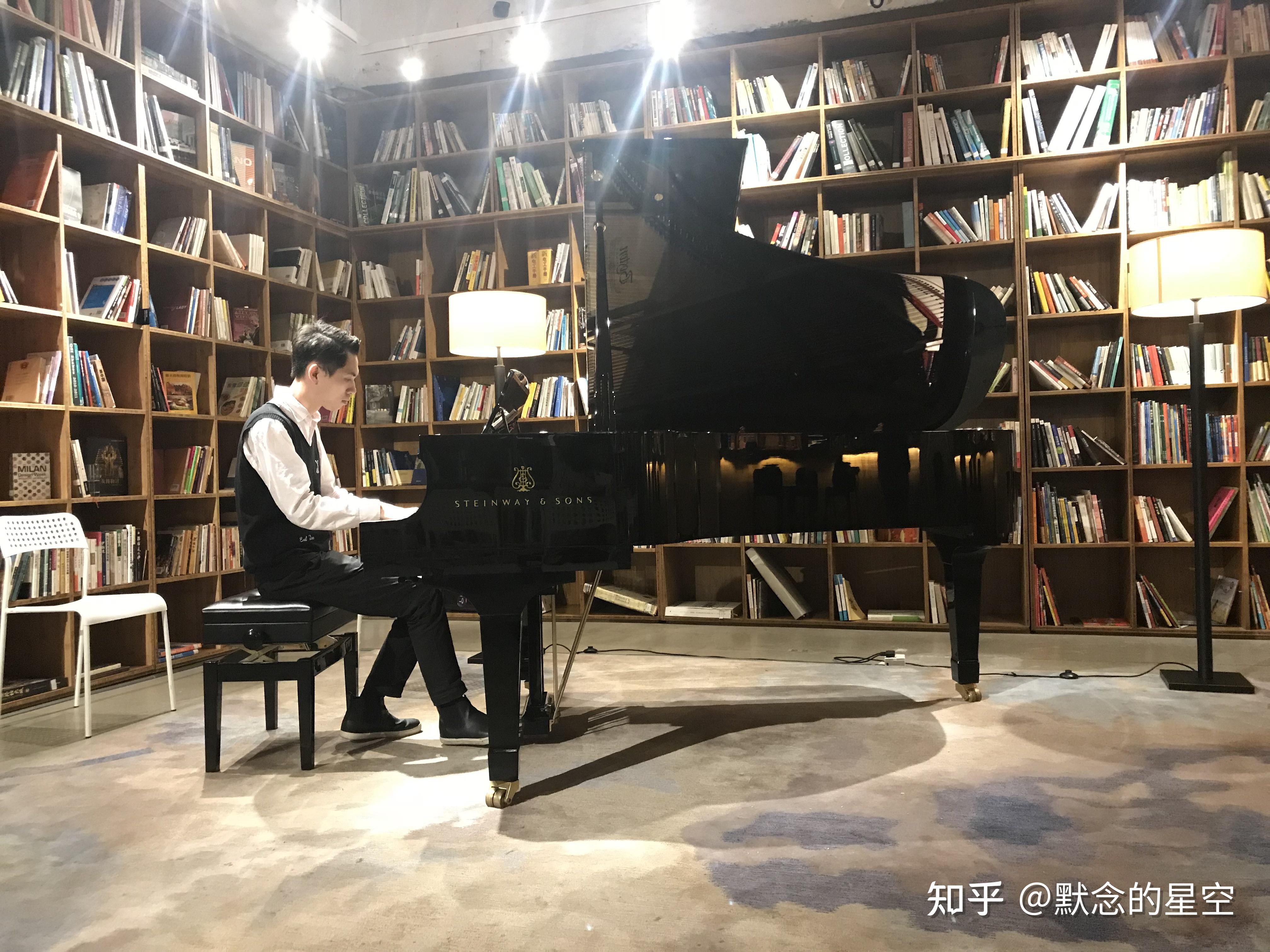 旅英钢琴家安德烈andreley对于我来说坐在钢琴旁的我更像是一个演员