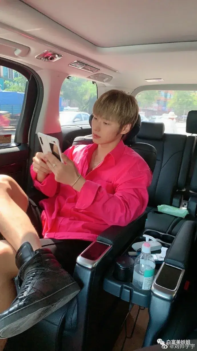 刘帅宇,出生于1994年,身高183cm,微博title是国家一级武术裁判员.