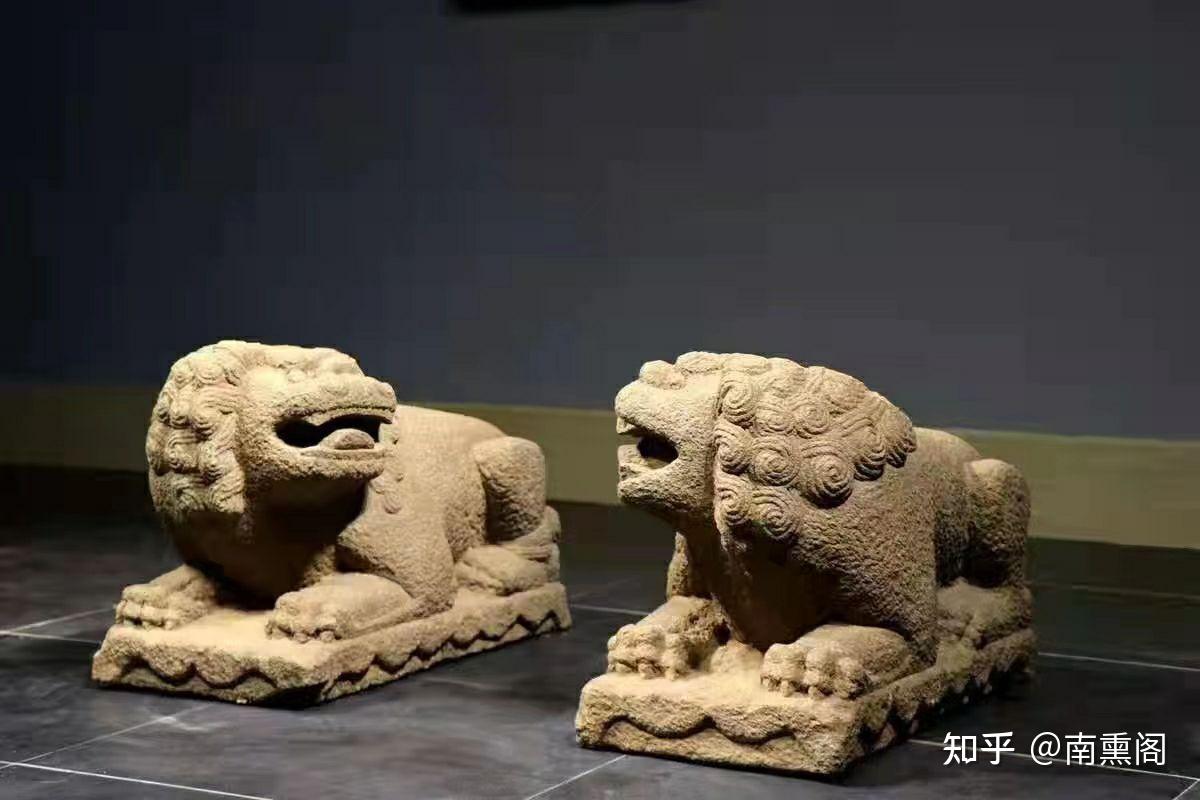 明代卧狮一对