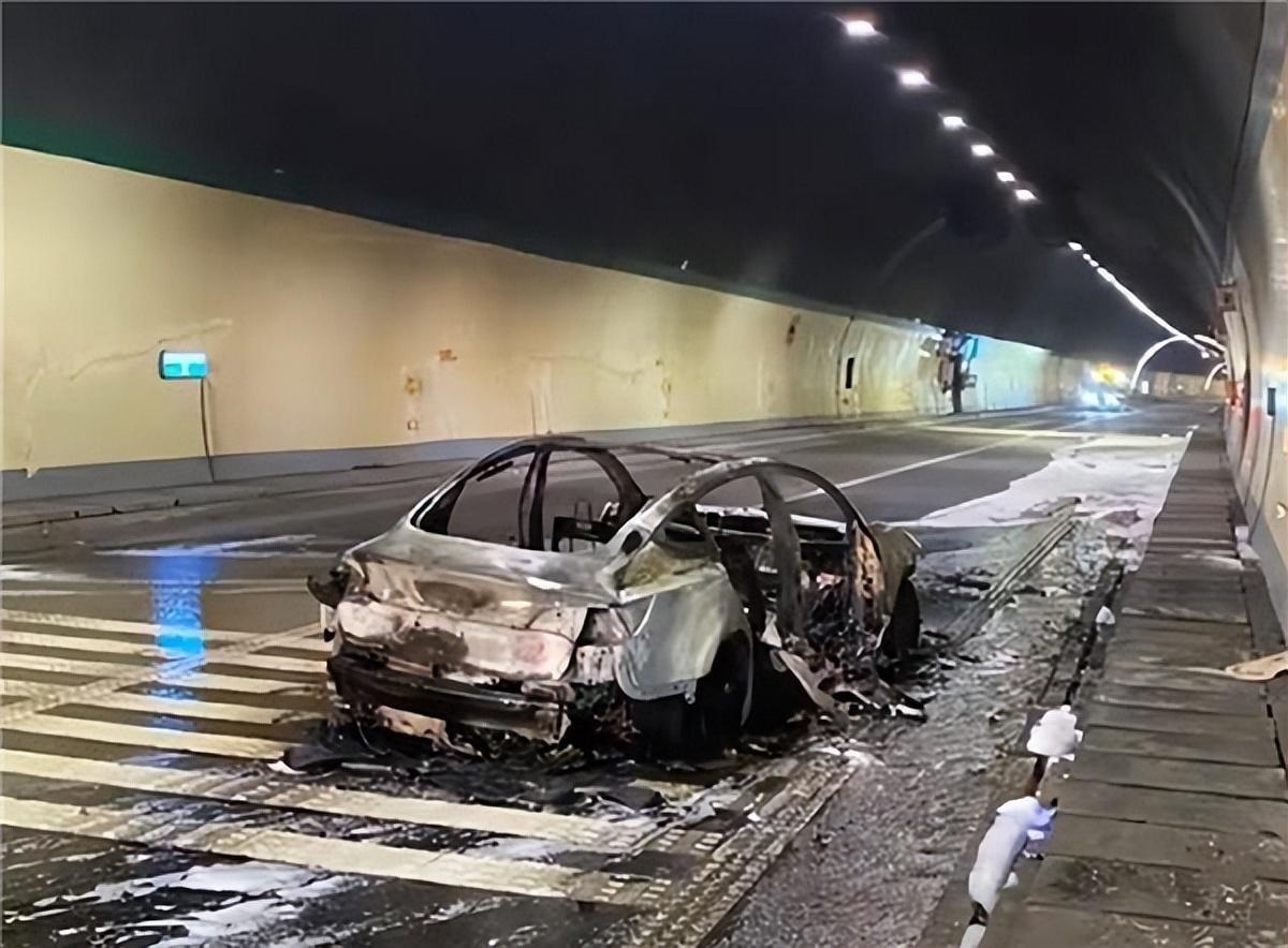 昨晚普兰店中心路一轿车自燃，随后发出一声巨响…_搜狐汽车_搜狐网