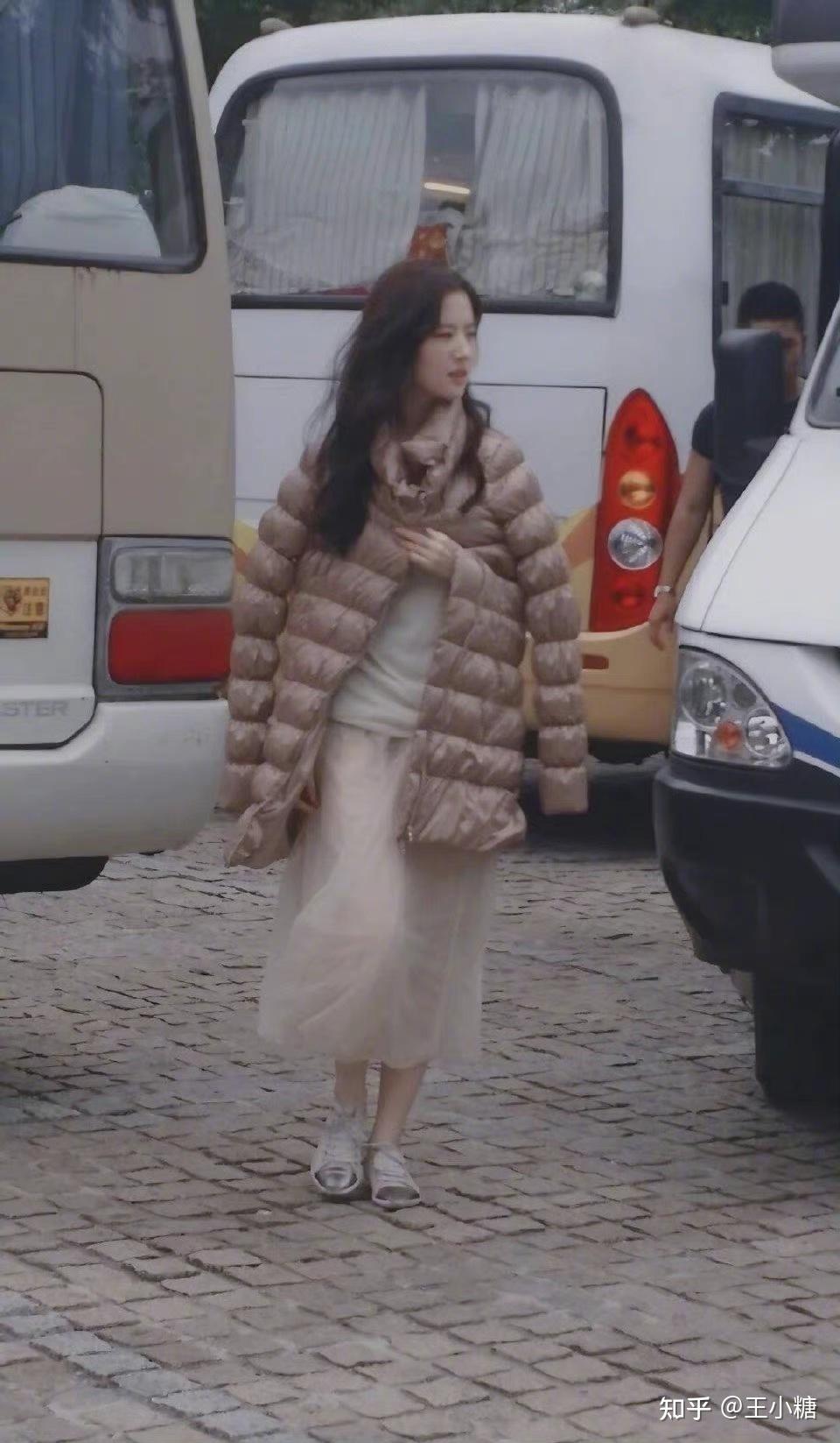 刘亦菲早期羽绒服look完全是靠颜值撑起的时尚你们被这张脸迷倒了吗