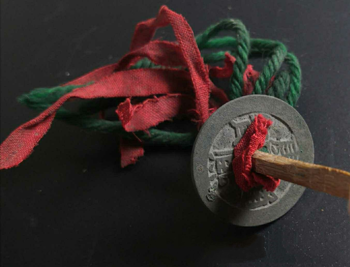 这类布纹往往在出现在清以前,明墓坑,新莽钱币,五珠居多,尤其是鸡目五