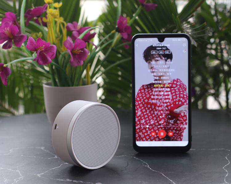 简洁便携设计声音洪亮的入门级m11蓝牙音箱