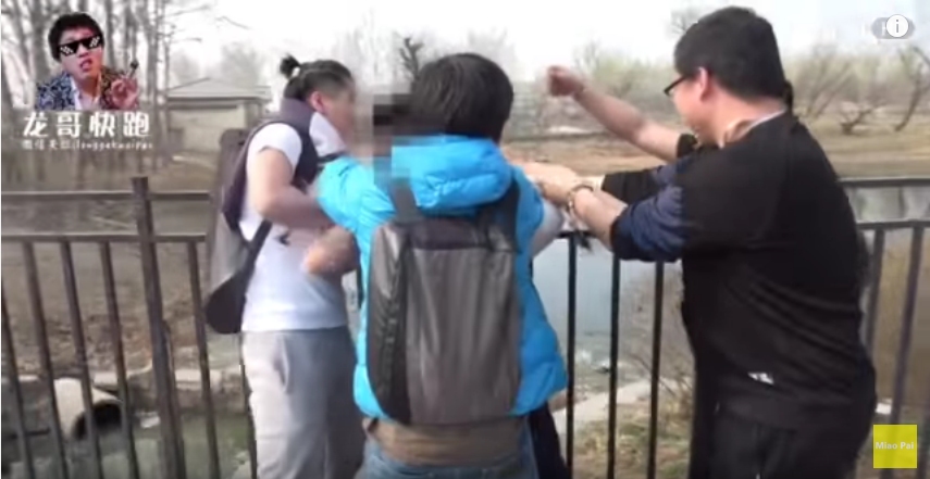 如何看待龙哥快跑的视频《给共享单车上私锁的