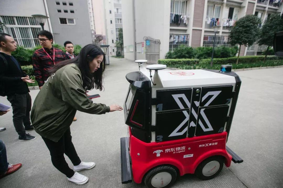 台无人配送机器人今天,一台"快递配送"机器人火了已认证帐号成都发布