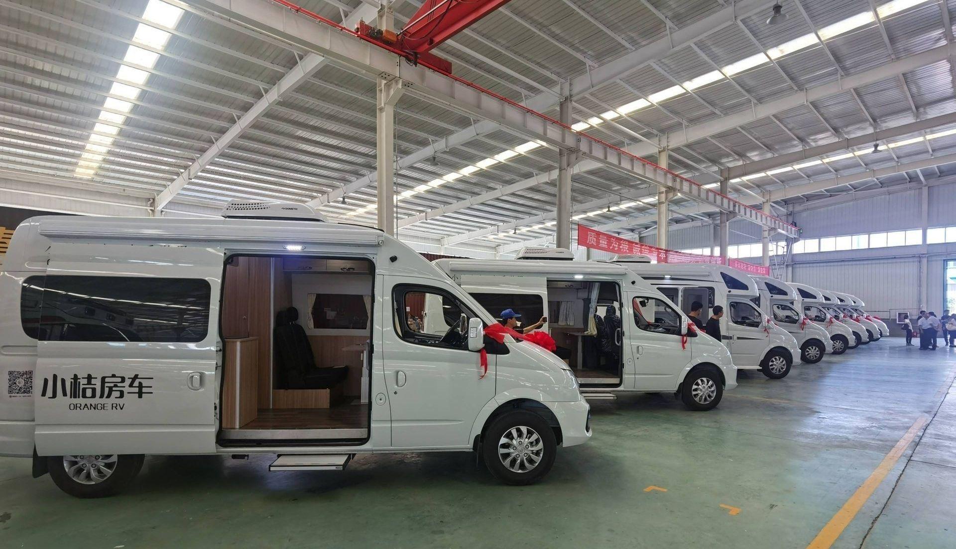 长假带着家去旅行吧10辆小桔房车拉风进京