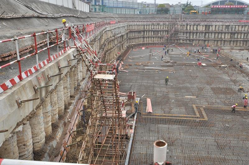 下部采用排桩十内支撑等复合形式,称为组合式支护结