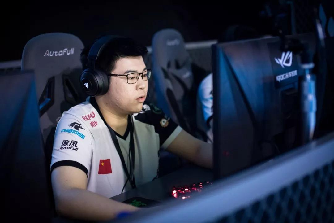 韦神都能在上面跳舞网友傲风电竞椅猪蹦都不塌