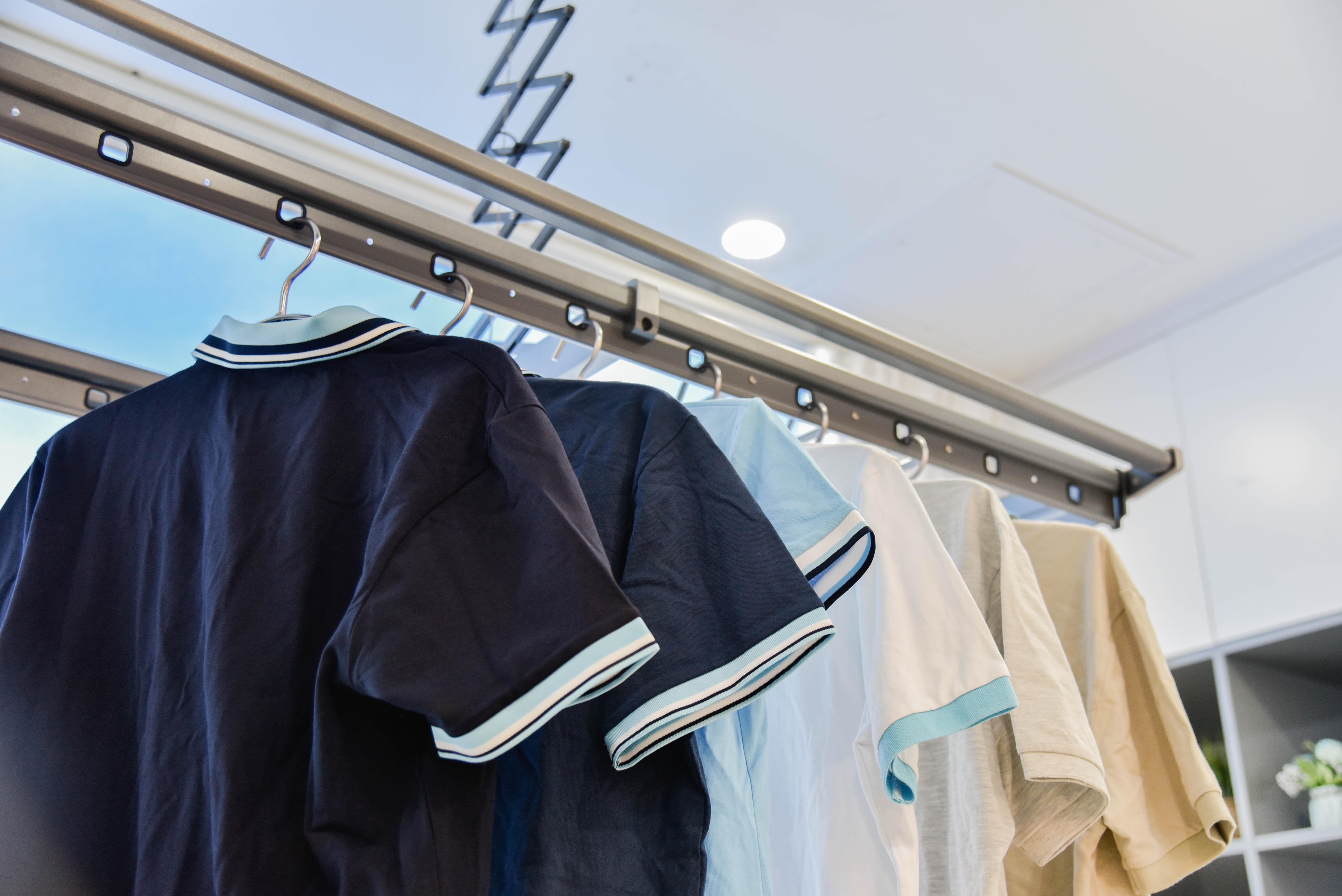 晾被杆还可以两档伸展,四杆平行,衣被同晒,衣服被子集中清洗晾晒也