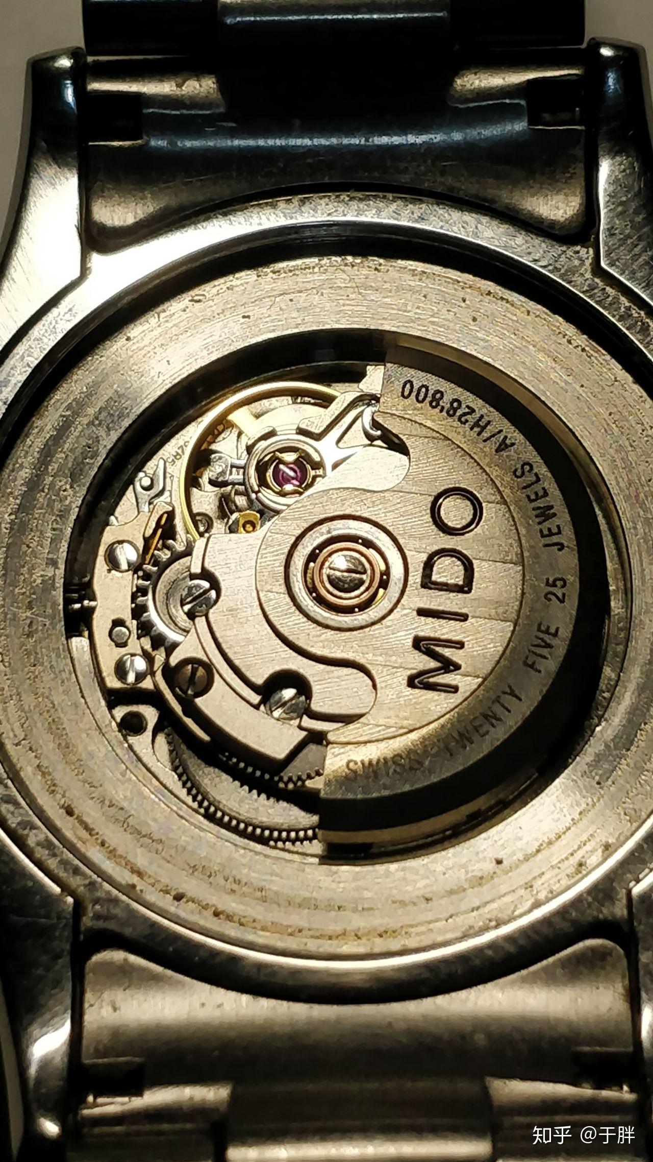 这款表采用的是eta2671机芯,在底透底壳可以看到整体机芯运转,非常