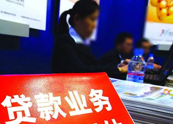 要加大对首付资金来源和收入证明等的审核力度，严禁挪用消费贷购房、违