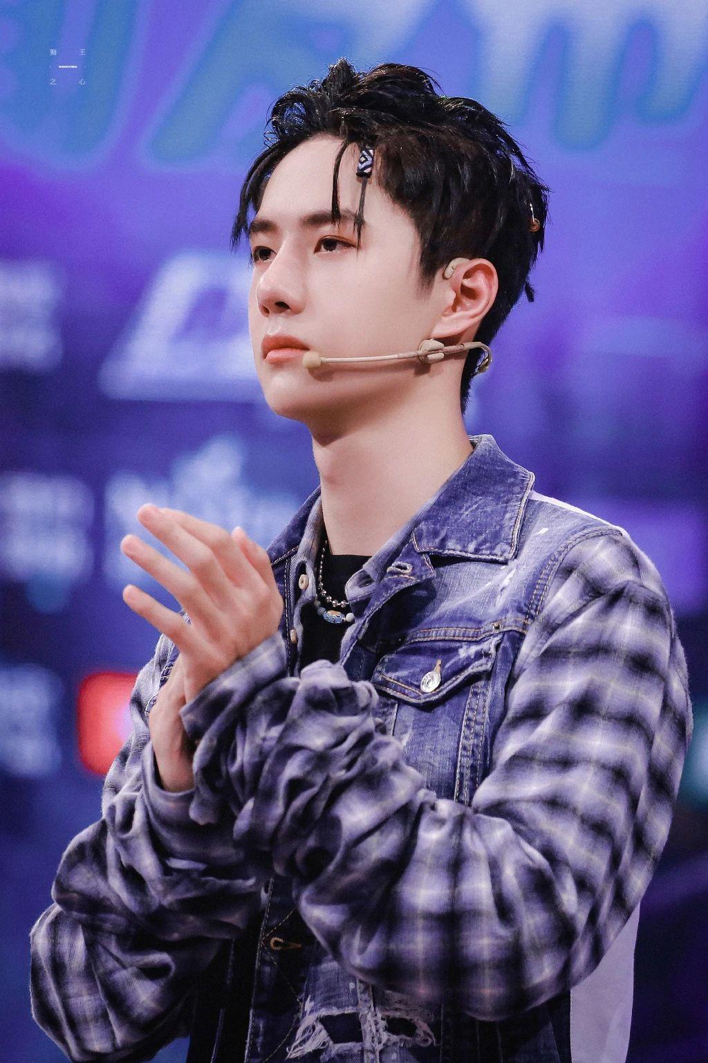 王一博街舞发布会壁纸送上蓝色格纹外搭牛仔夹克超酷超帅气