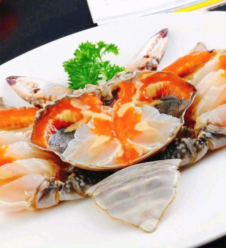 膏红肥美的舟山红膏炝蟹,是螃蟹窝里的当家菜,冷菜中的头牌花魁.