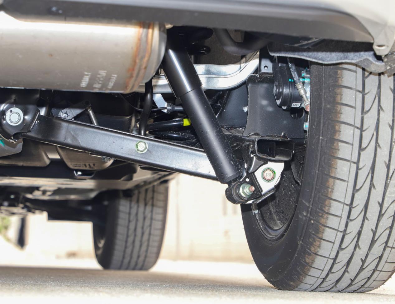 xrv等采用的后扭力梁式非独立悬架的同级竞品而言,逍客的底盘表现更