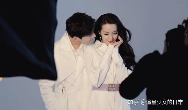 杨洋热巴甜蜜自拍两人搂肩亲密对视cp感满满杨洋忍不住害羞你是我的